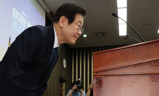 이재명 더불어민주당 대표가 14일 국회에서 열린 의원총회에서 김남국 의원 탈당 등 최근 당 문제에 대해 사과하고 있다. 연합뉴스.