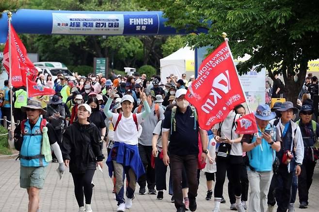 14일 서울 중구 남산한옥마을에서 열린 '제21회 서울국제걷기대회'에 참가한 시민들이 청계천을 향해 힘차게 출발하고 있다. 사진=박범준 기자