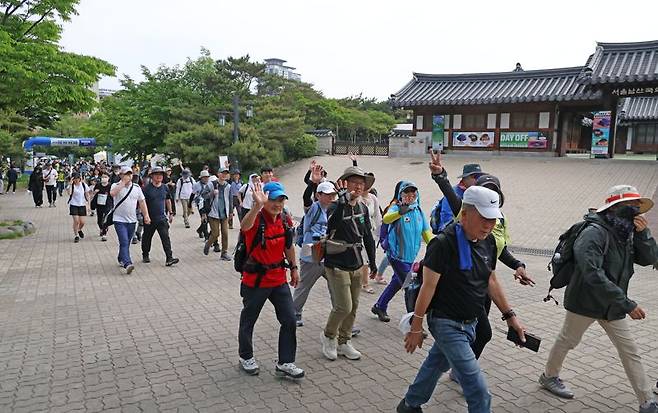 14일 서울 중구 남산한옥마을에서 열린 '제21회 서울국제걷기대회'에 참가한 시민들이 청계천을 향해 힘차게 출발하고 있다. 사진=박범준 기자