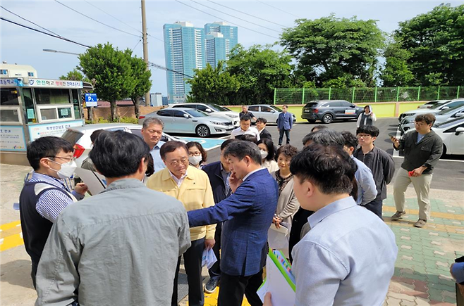 어린이 통학로 사고방지 대책을 마련하기 위한 부산시·교육청·자치경찰위원회 등 관계기관 합동 전담팀이 현장점검을 벌이고 있다. 사진=부산시 제공