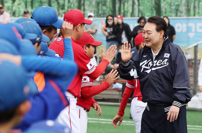 [서울=뉴시스] 전신 기자 = 윤석열 대통령이 14일 서울 용산어린이정원 내 야구장에서 열린 2023 대통령실 초청 전국 유소년 야구대회 결승 경기에 앞서 선수들을 격려하고 있다. (대통령실통신사진기자단) 2023.05.14. photo1006@newsis.com <저작권자ⓒ 공감언론 뉴시스통신사. 무단전재-재배포 금지.> /사진=뉴시스화상