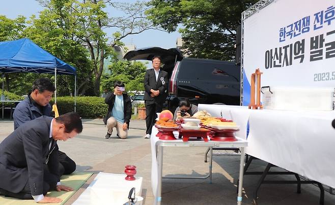 13일 오전 아산시청 광장에서 열린 한국전쟁 전후 민간인 희생자 아산지역 발굴유해 봉안식에서 맹억호 한국전쟁민간인희생자아산유족회장(무릎 꿇은 이)이 초헌의식을 진행하는 동안 최만정 남북상생통일충남연대 상임대표가 제문을 읽고 있다.