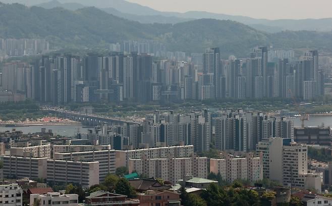 14일 서울 남산에서 바라본 시내 아파트 단지. 연합뉴스