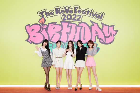 SM 엔터테인먼트의 그룹 레드벨벳이 온라인으로 진행된 새 미니앨범 'The ReVe Festival 2022 - Birthday' 발매 기념 기자간담회에 참석해 포즈를 취하고 있다. [사진=SM엔터테인먼트]