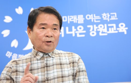 신경호 강원도교육감이 지난달 27일 강원 춘천시 강원도교육청에서 올 2학기부터 시행 예정인 학력 향상 방안을 발표하고 있다. [연합뉴스]