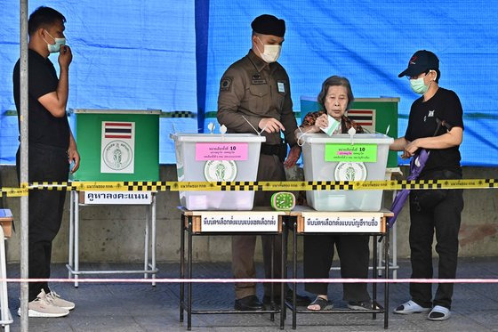 한 노인 여성이 14일 태국 방콕에서 열린 총선에서 투표를 하고 있다. AFP=연합뉴스