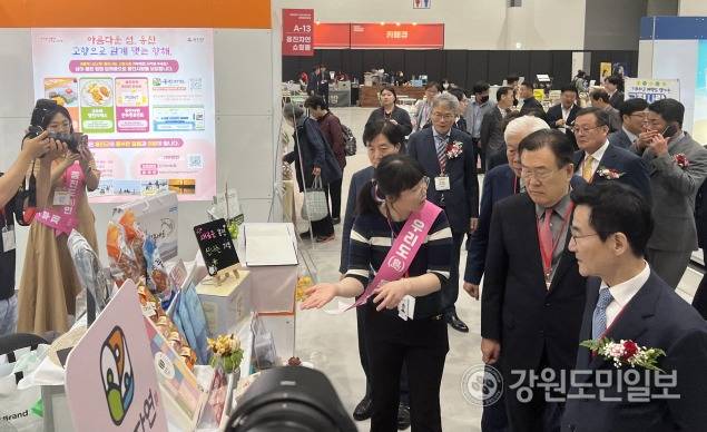 ▲ ‘2023 대한민국 고향사랑기부 한마당대축제’가 12일 수원역 앞 수원메쎄에서 전국 50여개 자치단체와 농협 등 유관기관과 지역일간지 대표, 출향인들이 대거 참여한 가운데 열렸다. 이번 행사는 오는 14일까지 진행된다. 이세훈