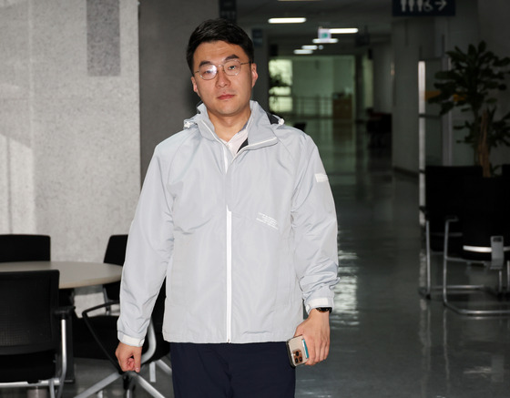 Democratic Party Kim Nam-kuk walks into his office at the National Assembly on Sunday. [YONHAP]