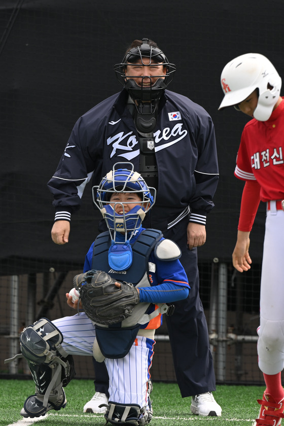 President Yoon Suk Yeol on Sunday took part in a children's baseball game held at Yongsan Children's Park near the presidential office in Yongsan, central Seoul. Yoon, who is known to be a keen baseball fan, appeared wearing the national baseball team's jacket and shouted strike as part of a ceremony before the game began. He encouraged players and coaches of Sinheung Elementary School in Daejeon and Gangdong Elementary School in Seoul, the two schools that made it to the finals of the youth baseball tournament. The tournament was hosted by the presidential office in commemoration of the opening of the park which was previously used as a base by U.S. Forces stationed in Korea. [PRESIDENTIAL OFFICE]