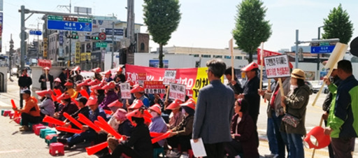 여주시 가축분뇨 공동자원화시설 조성을 반대하는 주민들이 시청 앞에서 반대집회를 하고 있다. 독자 제공