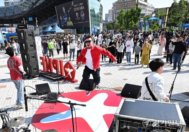 14일 2023 인천펜타포트 라이브 스테이지 첫 공연이 열린 인천 중구 인천축구종합경기장 야외광장 특설무대에서 '밴드민하'가 폭발적인 락 공연을 펼치고 있다. 장용준기자