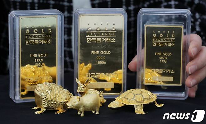 지난  27일 오후 서울 종로구 한국금거래소 종로본점에서 직원이 골드바를 비롯한 금제품을 선보이고 있다. /사진=뉴스1