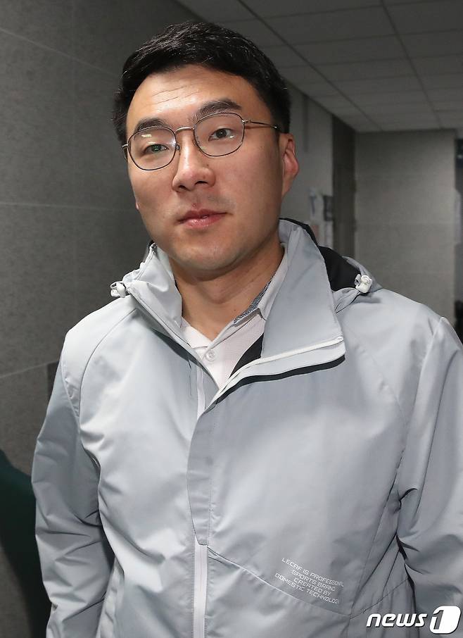 (서울=뉴스1) 임세영 기자 = 가상자산(암호화폐) 이상 거래 의혹 논란에 자진탈당을 선언한 김남국 더불어민주당 의원이 14일 오전 서울 여의도 국회 의원회관 의원실로 출근하고 있다.   김 의원은 이날 오전 자신의 사회관계망서비스(SNS)를 통해 "저는 오늘 사랑하는 민주당을 잠시 떠난다"고 밝혔다. 2023.5.14/뉴스1  Copyright (C) 뉴스1. All rights reserved. 무단 전재 및 재배포 금지.