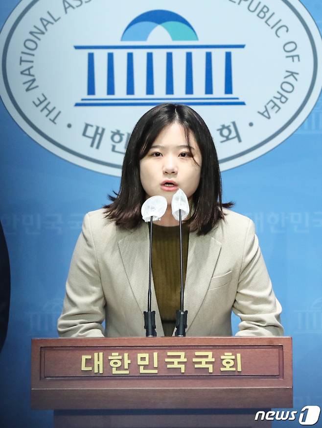 (서울=뉴스1) 허경 기자 = 박지현 전 더불어민주당 비상대책위원장이 6일 서울 여의도 국회 소통관에서 민주당의 변화와 혁신을 촉구하는 기자회견을 하고 있다. 2023.3.6/뉴스1  Copyright (C) 뉴스1. All rights reserved. 무단 전재 및 재배포 금지.