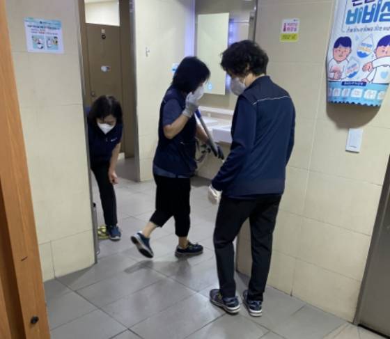 지하철 1, 2호선 시청역 미화원님들. 덕분에 깨끗한 공중화장실을 무료로 쓰고 있다. 프랑스 파리에 갔을 땐 화장실에 들어갈 때마다 돈을 냈었다. 당연한 건 당연한 게 아니다./사진=남형도 기자