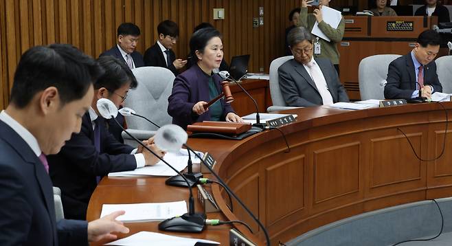 김영선 인구위기특별위원회 위원장이 26일 오후 서울 여의도 국회에서 열린 인구위기특별위원회 전체회의에서 의사봉을 두드리고 있다. [연합]