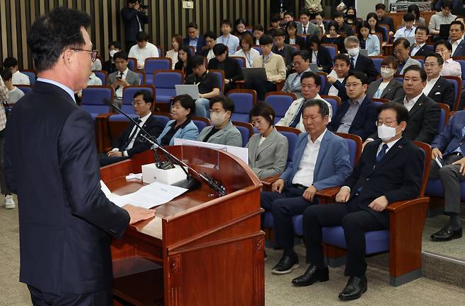 박광온 더불어민주당 원내대표가 14일 민주당 의원총회에서 발언하고 있다. [연합]