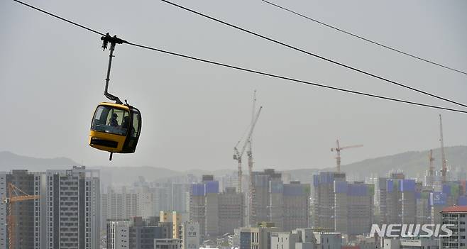 [대구=뉴시스] 이무열 기자 = 전국 대부분 지역에 미세먼지 농도가 ‘매우 나쁨’ 수준을 보인 12일 오후 대구 83타워에서 바라본 도심이 뿌옇게 보이고 있다. 2023.04.12. lmy@newsis.com