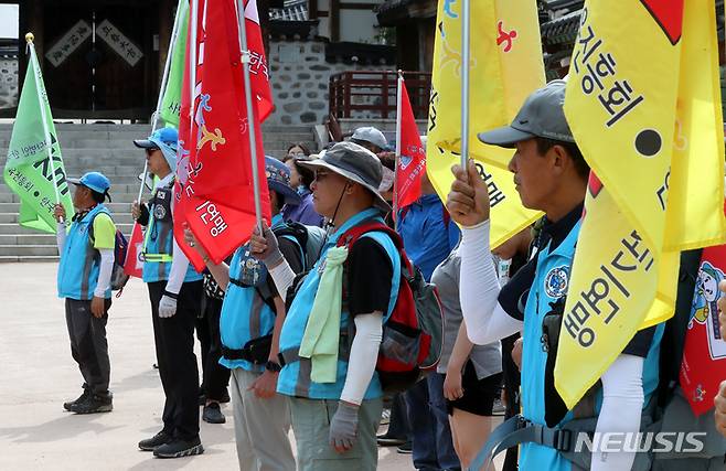 [서울=뉴시스] 조성봉 기자= 14일 오전 서울 중구 한옥마을에서 열린 21회 서울 국제 걷기 대회에서 참가자들이 출발 준비릃 하고 있다. 서울 국제 걷기 대회 이틀째인 이날은 남산골 한옥마을에서 출발해 서울시청광장, 청계천 등을 걸어 다시 한옥마을로 돌아오는 3개 코스(5km, 10km, 25km)를 운영한다. 2023.05.14. suncho21@newsis.com