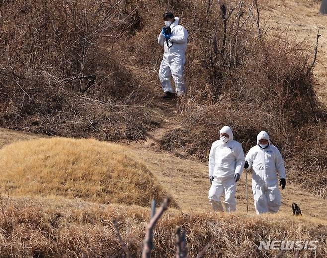 [안동=뉴시스] 김진호 기자 = 경북경찰청 전담수사팀이 13일 경북 봉화군 명호면에 소재한 이재명 민주당 대표의 양친 묘소에서 현장 검증을 하고 있다. 이 대표의 양친묘소는 최근 봉분 아래쪽 사방에 구멍 4개가 뚫려 있고, 구멍 2개에는 한자(生, 明, 氣 등)가 적힌 돌이 올려져 있는 등 훼손돼 경찰이 수사에 나섰다. 2023.03.13  kjh9326@newsis.com