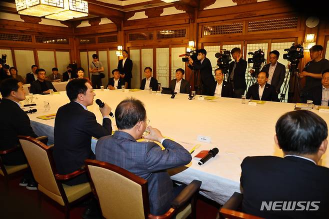 [서울=뉴시스] 김명원 기자 = 김기현 국민의힘 대표가 14일 오후 서울 종로구 총리 공관에서 열린 고위당정협의회에서 발언하고 있다. (공동취재사진) 2023.05.14. photo@newsis.com