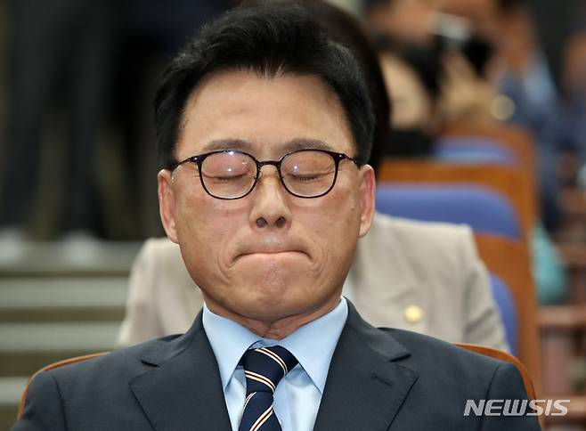 [서울=뉴시스] 고범준 기자 = 박광온 더불어민주당 원내대표가 14일 오후 서울 여의도 국회에서 열린 의원총회에 참석해 생각에 잠겨 있다. 2023.05.14. bjko@newsis.com