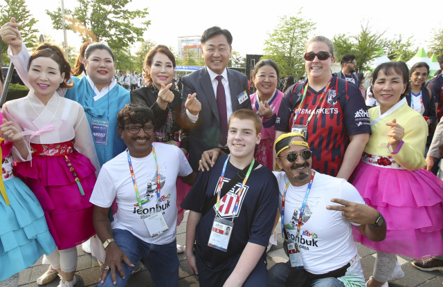 ▲13일 전북 전주 월드컵경기장에서 열린 2023 전북 아시아태평양 마스터스대회 개회식에 참석한 김관영 도지사가 각국 선수단과 기념촬영을 하고 있다. ⓒ전북도