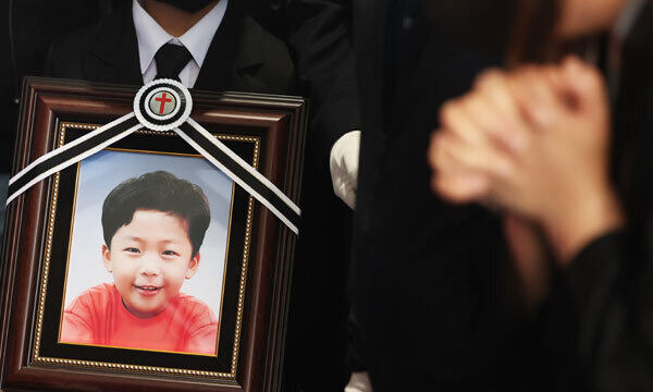 14일 오후 경기도 수원시 아주대학교병원 장례식장에서 지난 10일 어린이보호구역(스쿨존)에서 우회전 신호 위반 버스에 치여 숨진 조은결 군 발인이 엄수되고 있다. 연합뉴스