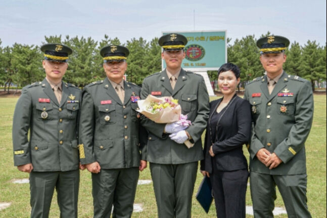 12일 경북 포항 해병대 교육훈련단에서 열린' 해병대 부사관 400기 임관식'에서 해병대 부사관 4부자가 기념 촬영을 하고 있다.