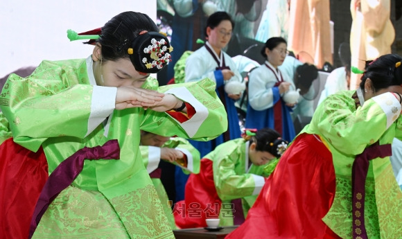 성년의 날을 하루 앞둔 14일 오후 서울 중구 덕수궁돌담길에서 열린 제51회 성년의 날 기념행사에서 전통 성년례가 진행되고 있다..2023.5.14안주영 전문기자