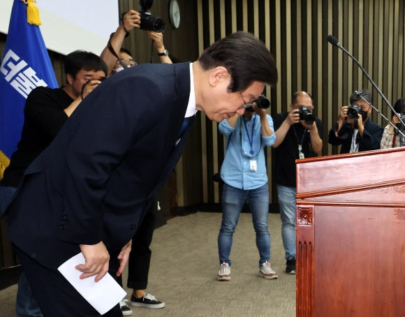 더불어민주당 이재명 대표가 14일 국회에서 열린 당 의원총회에 참석해 사과 인사하고 있다 2023.5.14  연합뉴스