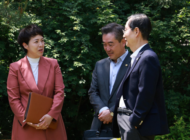 한덕수(오른쪽) 국무총리가 14일 서울 종로구 총리 공관에서 열린 고위 당정협의회에 앞서 김은혜(왼쪽) 대통령실 홍보수석, 윤희근 경찰청장과 대화하고 있다. 연합뉴스