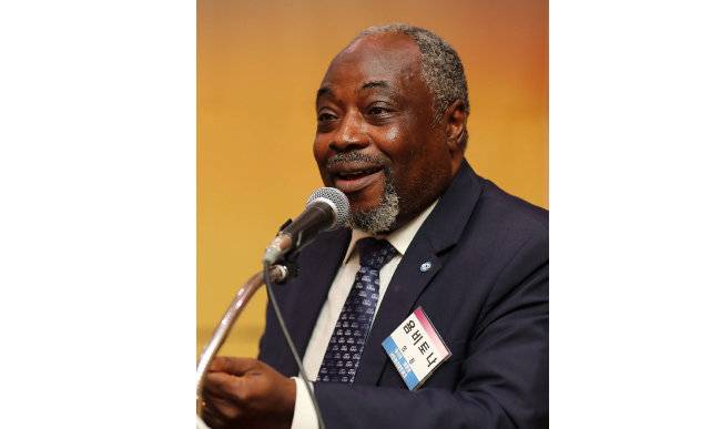 2017년 경기 고양시 사법연수원 소강당에서 열린 ‘난민의 인권과 사법’ 세미나에서 콩고 난민 출신 욤비 토나가 한국 난민정책에 관해 발표하고 있다. 욤비의 아들은 ‘콩고 왕자’로 알려진 방송인 조나단이다. [동아DB]