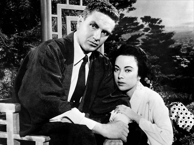 셜리 야마구치라는 이름으로 할리우드 영화 <대나무집>(1955)에 출연한 리샹란(오른쪽). ⓒMUBI