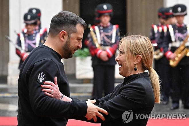 젤렌스키 대통령 환대하는 멜로니 총리 (로마 AFP=연합뉴스) 조르자 멜로니 이탈리아 총리(오른쪽)가 13일(현지시간) 총리 관저인 로마 키지궁에서 볼로디미르 젤렌스키 우크라이나 대통령을 맞이하고 있다. 2023.05.13 photo@yna.co.kr