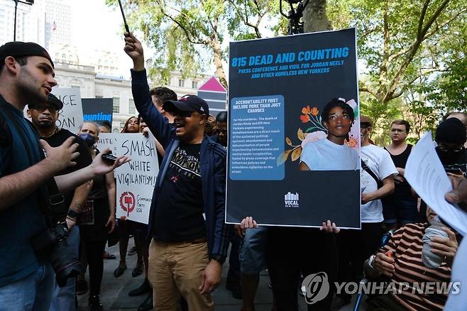 뉴욕시청 앞에서 지하철 노숙자 조던 닐리를 추모하고 가해자를 규탄하는 시민들 [AFP/게티이미지 연합뉴스 자료사진]