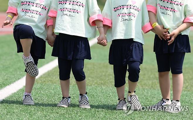 '우린 네쌍둥이' (서울=연합뉴스) 신준희 기자 = 13일 서울대학교 운동장에서 열린 '쌍둥이 플러스 홈커밍데이'에서 네쌍둥이 자매가 손을 잡고 나란히 서있다.
서울대학교 인구의학연구소는 이날 서울대병원에서 분만한 쌍태아 이상 다태임신 가족을 초대해 일일 놀이동산을 열었다. 산부인과 전종관 교수는 이번 행사 취지에 대해 '저출산 시대에 출산 문화에 대한 긍정적인 영향을 주기 위함'이라고 설명했다. 2023.5.13 hama@yna.co.kr