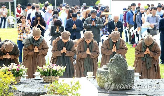 제주 설문대할망제 봉행 (제주=연합뉴스) 제주시 조천읍 제주돌문화공원에서 열린 '설문대할망제'에서 여성 제관들이 제주의 창조신화에 등장하는 여신인 '설문대할망(할머니)'을 기리고 있다. [연합뉴스 자료사진]