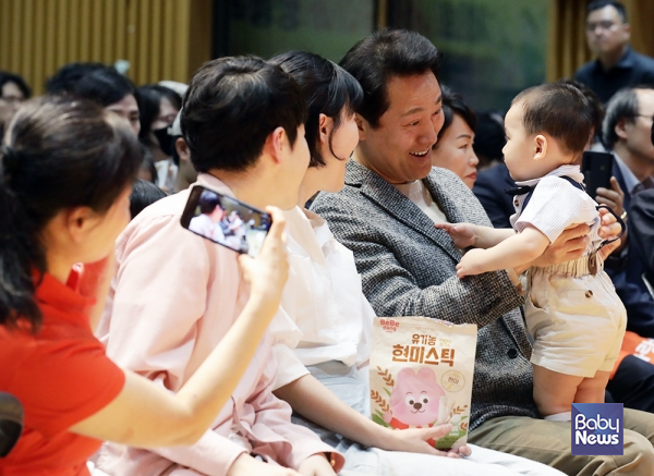 13일 오후 서울시청 8층 다목적홀에서 열린 제1회 서울엄마아빠 행복축제에 참석한 오세훈 서울시장이 서울엄빠 행복한 순간 공모전 대상 수상자인 유희진 씨의 아이를 안고 눈을 마주치며 환하게 웃고 있다. 이효상 기자 ⓒ베이비뉴스