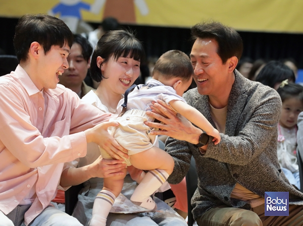 오세훈 서울시장이 제1회 서울엄마아빠 행복축제에서 서울엄빠 행복한 순간 공모전 대상 수상자인 유희진 씨의 아들을 안아주고 있다. 이효상 기자 ⓒ베이비뉴스