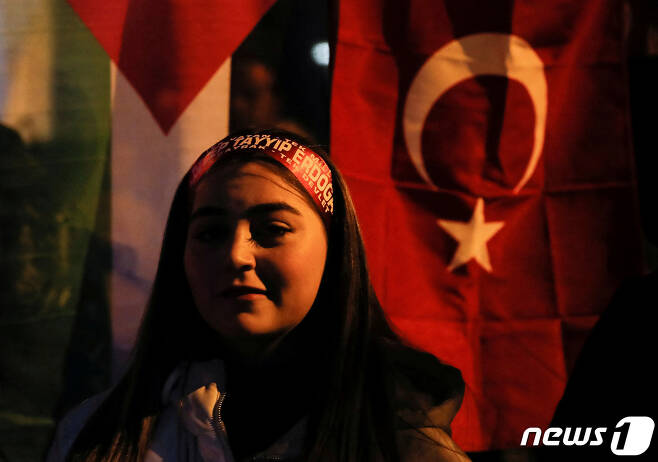 15일(현지시간) 튀르키예 이스탄불에서 집권 정의개발당(AKP)의 레제프 타이이프 에르도안 튀르키예 대통령의 지지자가 미소를 짓고 있다. ⓒ 로이터=뉴스1 ⓒ News1 정윤영 기자