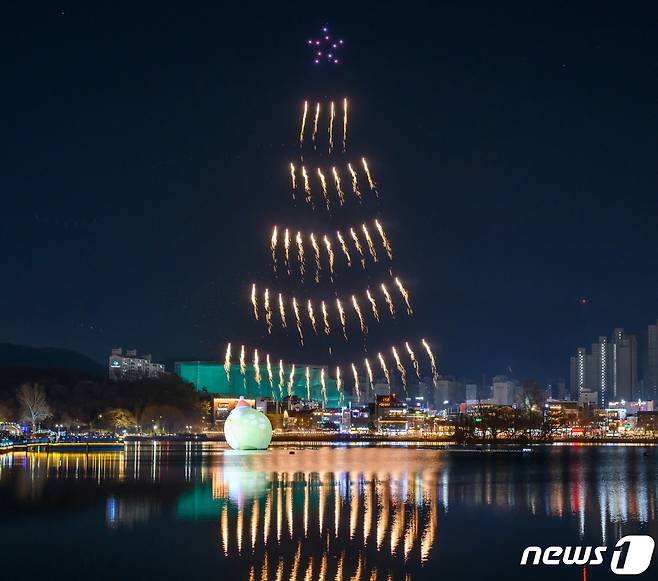 수상 드론불꽃쇼 예시. (파블로항공 제공)