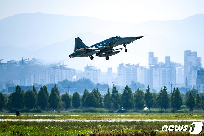 광주 군공항에서 전투기가 이륙하고 있다.(공군1전비 제공)/뉴스1