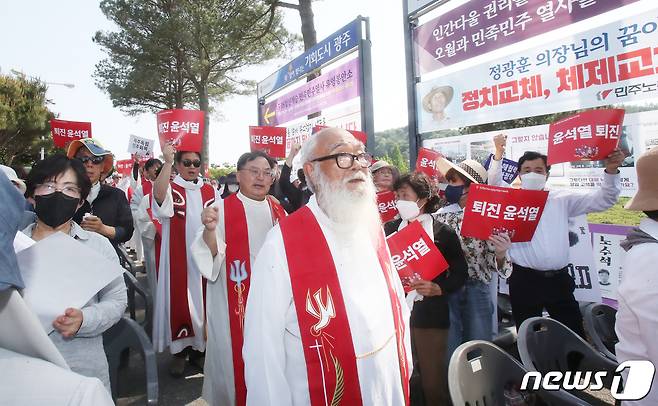 문정현 신부와 천주교정의구현전국사제단(사제단) 비상대책위원회(비대위) 사제들이 광주5·18민주항쟁 43돌을 맞아 15일 오후 광주시 북구 망월동 5․18민족민주열사묘역(구묘역)에서 ‘5․18광주민주항쟁 기념미사’를 진행하고 있다. 2015.5.15/뉴스1 ⓒ News1 김태성 기자