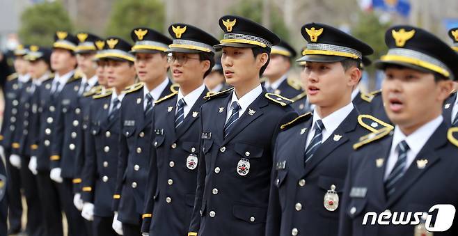 16일 오후 충남 아산시 신창면 경찰대학교에서 열린 2023년 신임경찰 경위·경감 임용식에서 임용자들이 경찰헌장을 낭독하고 있다.(사진은 기사 내용과 무관함) / 뉴스1 ⓒ News1 2023.3.16/뉴스1 ⓒ News1 김명섭 기자