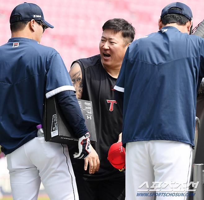 김주찬 코치 사랑의 발길질(?)에 웃으며 좋아하는 최형우.