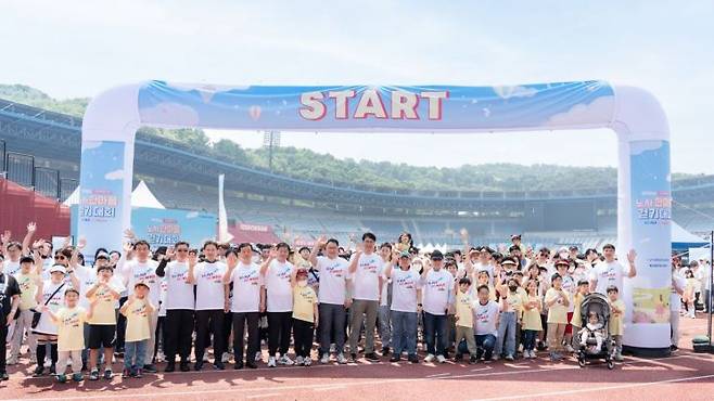 대한항공은 지난 13일 부천종합운동장에서 대한항공 노동조합 창립 59주년 기념 ‘노사 한마음 걷기’ 행사를 개최했다고 15일 밝혔다. 사진제공=대한항공