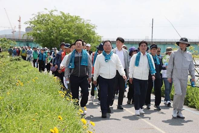 (좌측 두번째)김산 구수와 (좌측 세번째)무안군의회 김경현 의장이 무안산책로 걷기 대회에서 주민들과 남악수변공원을 걷고 있다. [사진제공=무안군]