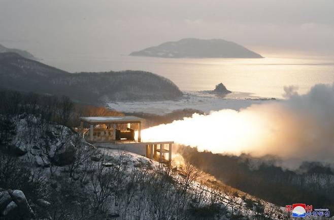 지난해 12월 서해위성발사장에서 대출력고체연료발동기 지상시험이 진행되는 장면 [이미지출처=연합뉴스]