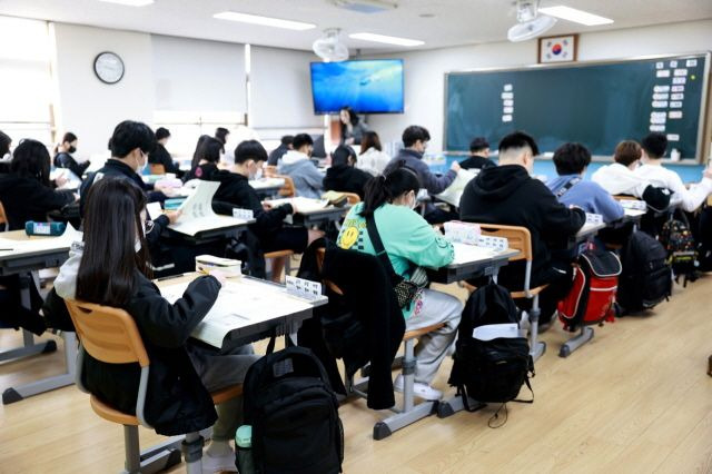 전북의 한 초등학교에서 기초학력 진단검사를 보고 있는 학생들./뉴스1